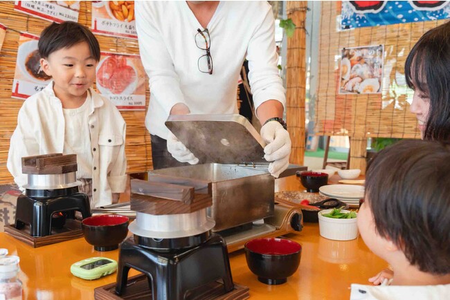 ガンガン焼きで海鮮、野菜などを酒蒸しにしたメニューと釜飯のセットプランで販売中です。