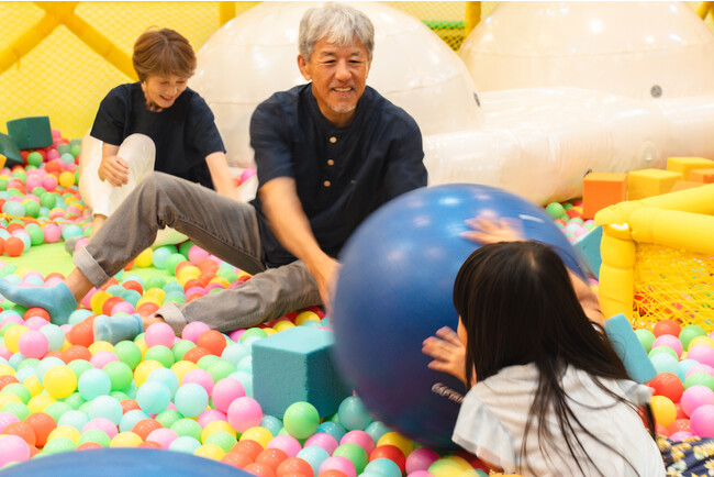 じいじ、ばあばとも楽しく遊べる。こんな時は、ご家族で沢山楽しんでください。