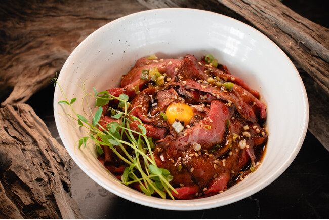 贅沢なローストビーフを盛り付けた『ローストビーフ丼』