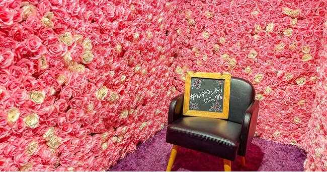 大人気のピンクのバラに囲まれたフォトスポット