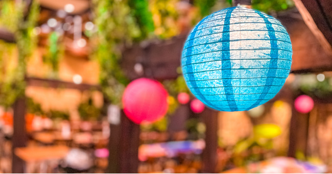 夏季限定装飾の提灯が彩りを与えてくれています。