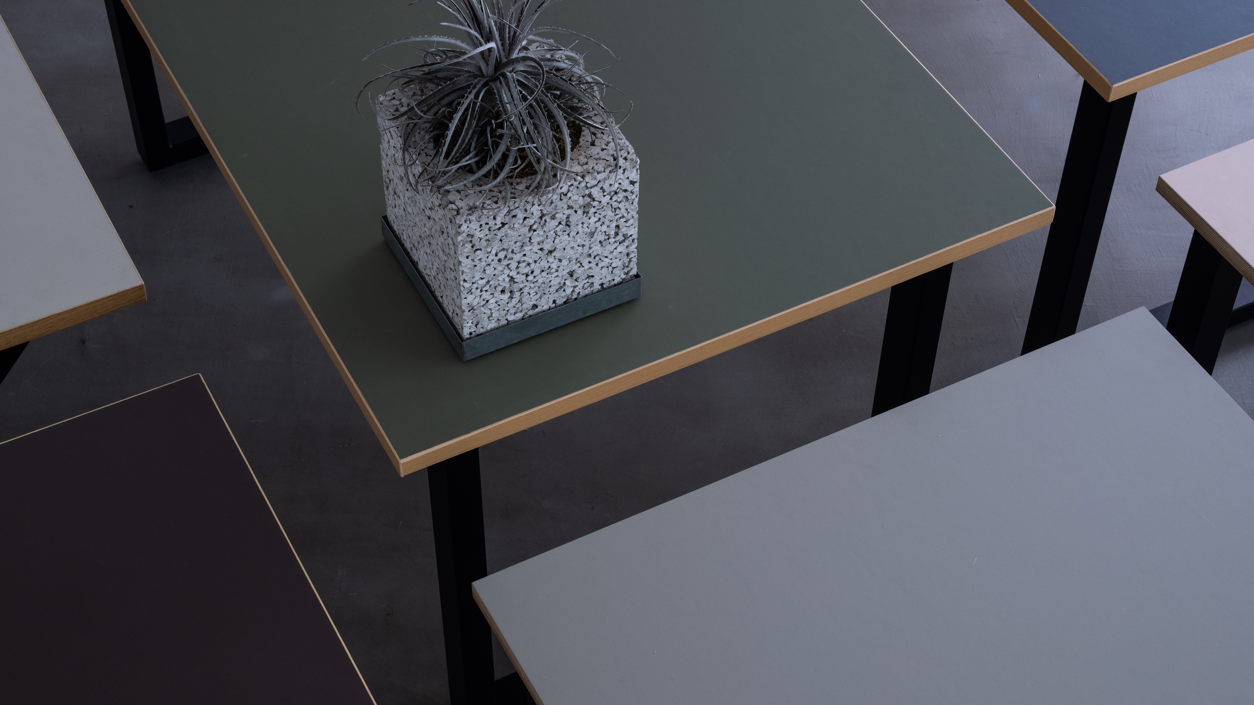 今注目の建築素材・リノリウムを使った家具をもっと身近に。新進気鋭の