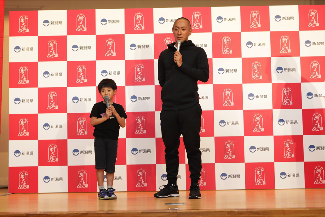 歌舞伎俳優 市川海老蔵さん 勸玄 かんげん さんが 親子で田植えに参加 新潟県知事が新潟米 新之助 の田んぼを案内するイベントを開催しました 新潟県のプレスリリース