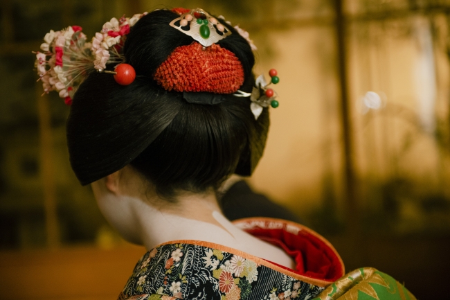 京都の芸妓文化の奥深さに触れる一日。秘めやかで艷やかな芸妓との楽しいお座敷遊びの時間は、アイコンとしての存在以上に、文化としての奥行きを感じさせる。