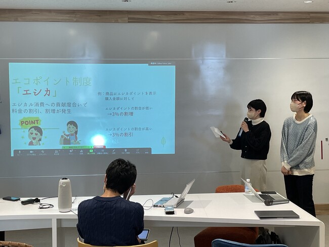 「エシカポイント」について説明する鉄橋佳奈さん(右)、林茉歩さん(左) 「エシカポイント」について説明する鉄橋佳奈さん(右)、林茉歩さん(左)