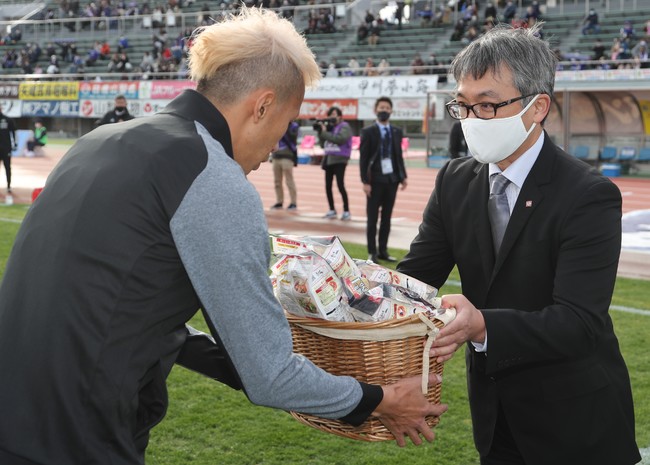 12月13日 日 はくばく 山梨日日新聞社スペシャルマッチ にてヴァンフォーレ甲府 松本山雅fcへ1年分の もち麦 を寄贈 カラダ作りや健康管理に食物繊維でカラダ応援 株式会社はくばくのプレスリリース