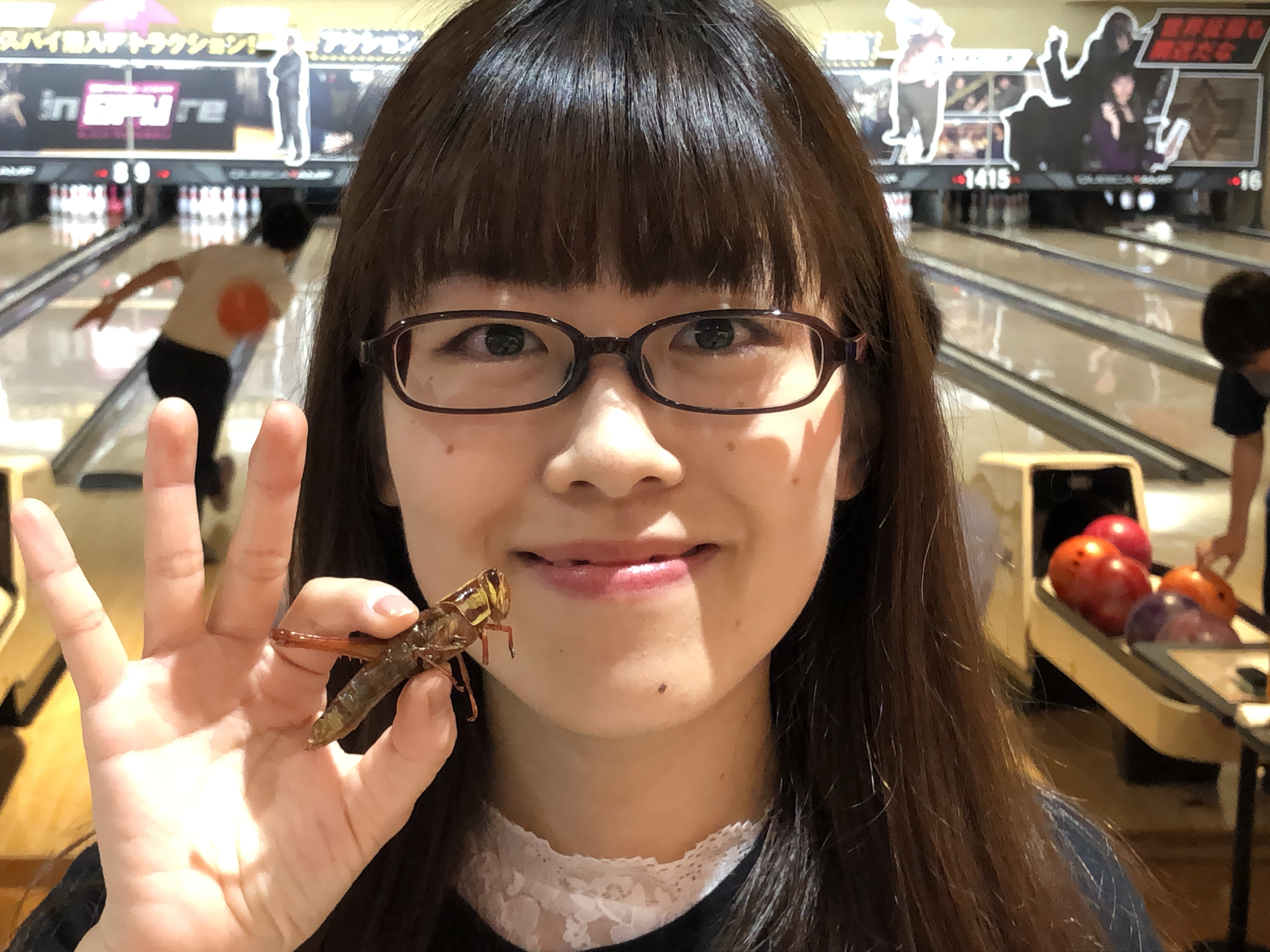 虫 が人気 巨大イナゴを塩味で 新宿 歌舞伎町のボウリング場で発売以降なんと売上2 5倍に 株式会社ヒューマックスエンタテイメントのプレスリリース