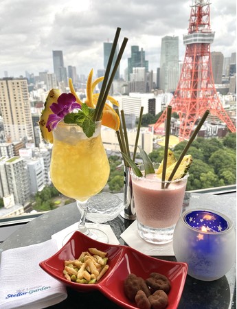 ザ・プリンス パークタワー東京 ホテル最上階バーラウンジ「ステラガーデン」のグリーナーストローを使用したトロピカルなカクテル。