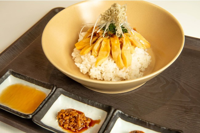 ビビンバ風の味も楽しめる「生ほや丼（980円）」