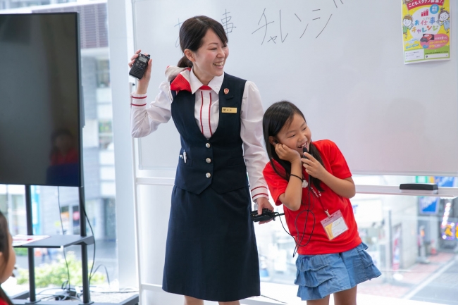 ドコモ お仕事チャレンジ 大好評 子どもたちがドコモショップの店員になって 働く楽しさ を体験するイベントレポート 8月31日まで開催中 ドコモ お仕事チャレンジ事務局のプレスリリース