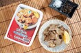【ファミリーマート限定】冷凍おかず・おつまみで売上NO.1!のロングセラーホルモン焼き「こてっちゃん®」の新作「焼いてる!こてっちゃん®岩塩&ペッパー味」11月21日(火)発売