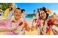 吉田鋼太郎さんと八木莉可子さんが“初めてのハワイ気分”を満喫 ウクレレを用いてファミマのあの曲の演奏に挑戦!「おいしいハワイを食べつくせ!」 新CM「うまアロハ」篇 7月15日(火)より放映開始