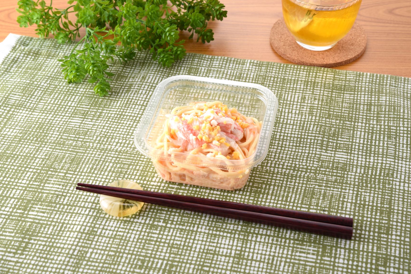 「ファミマecoビジョン2050」食品ロス削減への取り組み美味しさそのまま、消費期限を１日延長！ガス置換包装を採用した小容量の惣菜・サラダの取り扱い地域を拡大