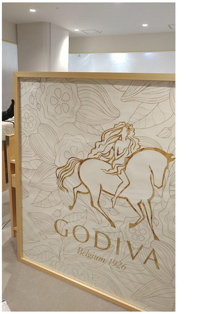 伝統工芸を用いたブランドの象徴『Lady Godiva』
