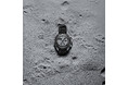 Bioceramic MOONSWATCH MISSION TO EARTHPHASE は、月から見た地球の壮麗さを讃えます。
