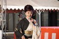 特別防犯支援官の伍代夏子氏が高知県「第22回津野町夏まつり」にて特殊詐欺被害防止を呼びかけ　SOS47ブースにて防犯アプリインストールの支援を実施