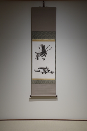 京都造形芸術大学がミヒャエル・ボレマンス氏に2014年に依頼し、建仁寺塔頭両足院で描かれ、展示された。　ミヒャエル・ボレマンス《くちなし（２）》2014年　墨、和紙／掛軸　個人増　(C) Michaël Borremans