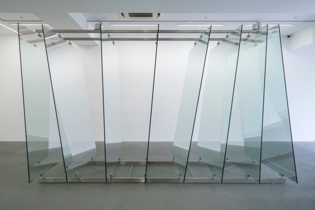 ゲルハルト・リヒター《８枚のガラス板》２０１２年 ガラス、鋼鉄製の金具 ２２０×１６０×３５０ｃｍ 　協力：ワコウ・ワークス・オブ・アート　© Gerhard Richter ２０１９ (０１０８２０１９)