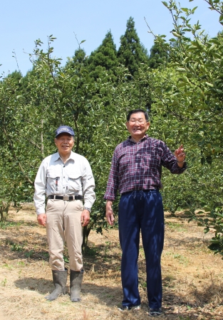 当社にゆずきちを届けてくれている生産者 水津さん（左）と清水さん（右） 