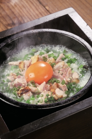 石焼チャーハンと地鶏のスープで二度美味しい“石焼地鶏チャーハン”
