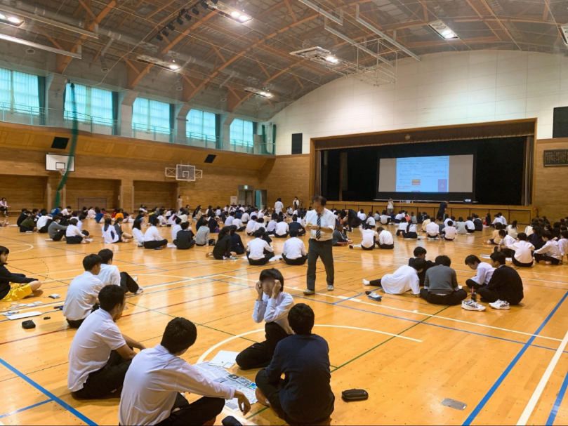 横浜市立東高等学校の「総合的な探究の時間」にて、未来技術推進協会の開発したボードゲームを使った総勢280名のSDGsワークショップを開催