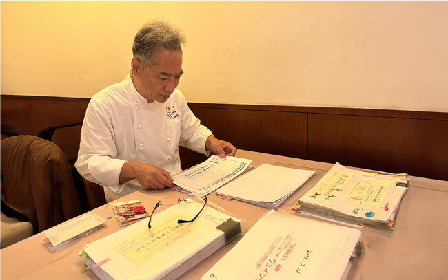 「ピアットスズキ」鈴木弥平シェフ 絵の選定中 「ピアットスズキ」鈴木弥平シェフ 絵の選定中