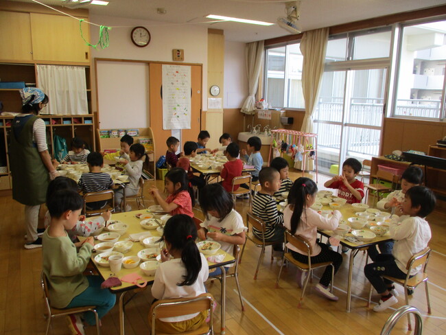 保育園での給食イメージ