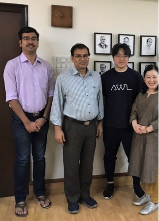本年2月、インド工科大学ボンベイ校にて。左から Banerjee助教授、同校学長のSubhasis Chaudhuri氏 とAWLメンバー。