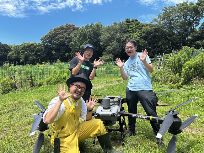 海峡レモンファームを背景に記念撮影