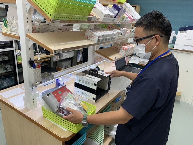 徳吉薬局内における医薬品詰め込みの様子 徳吉薬局内における医薬品詰め込みの様子