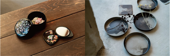 左：螺鈿職人の武蔵川工房では、円形の模様を好きに配置できる小物入れや、色を自由に作れる鳥の手鏡が購入可能。 右：般若鋳造所による、2種類の金属を同時に流し込む特殊な技術『ふきわけ』による小皿