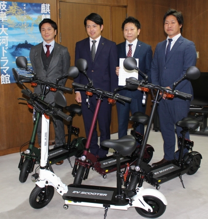 ついに登場！常識を変える、立ち乗りEVバイク！公道走行可能なBLAZE EV SCOOTER(ブレイズEVスクーター)を岐阜市に贈呈いたしました！ |  株式会社ブレイズのプレスリリース