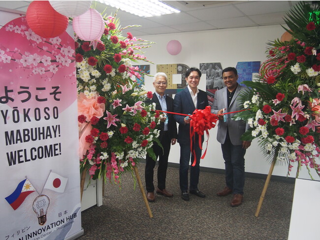 開設式 (左から、日本IBM シニア・パートナー 濱田 弘之、日本IBM取締役副社長執行役員 IBMコンサルティング事業本部長 加藤洋、フィリピンCICリーダー サンジブ・グプタ) 