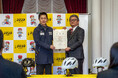 大阪府の高校生へ自転車用ヘルメット約2,000個を寄贈