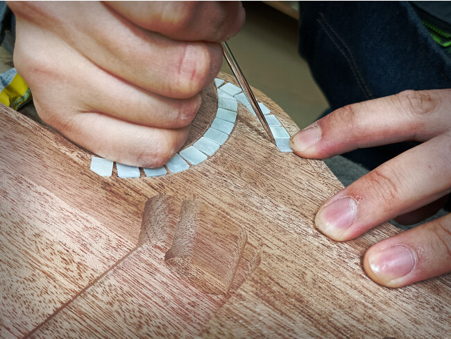 厚みのあるマザー・オブ・パールを一枚一枚丁寧に埋め込んでいる。 厚みのあるマザー・オブ・パールを一枚一枚丁寧に埋め込んでいる。