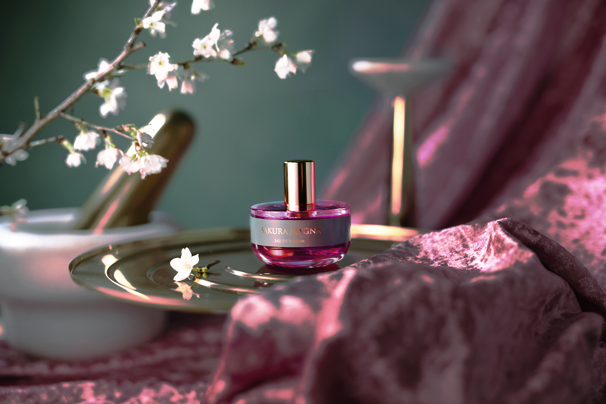 パーソナライズ香水のリベルタ・パフューム初のプレタポルテライン。第一弾は、本来は香りの無い桜の花を新解釈した香り「サクラ・マグナ