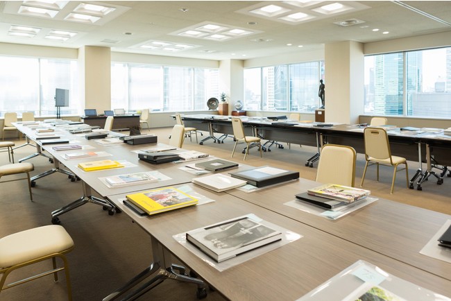 選考会場には、写真関係者の方々の推薦を受けた候補者の作品がずらりと並ぶ 選考会場には、写真関係者の方々の推薦を受けた候補者の作品がずらりと並ぶ