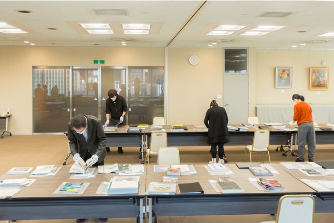 選考委員である写真家の大西みつぐさん、長島有里枝さん、澤田知子さん、小説家の平野啓一郎さんが作品と真摯に向き合い、選んでいく 選考委員である写真家の大西みつぐさん、長島有里枝さん、澤田知子さん、小説家の平野啓一郎さんが作品と真摯に向き合い、選んでいく