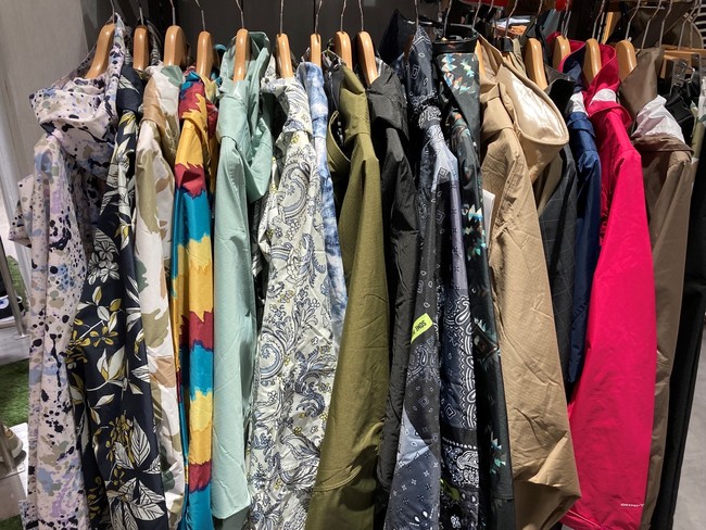 カラフルなデザインが並ぶ カラフルなデザインが並ぶ