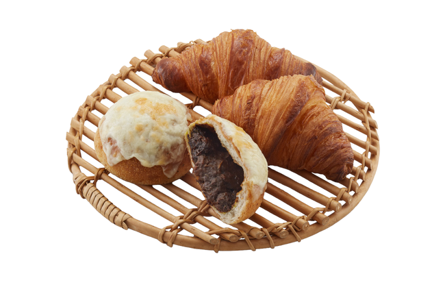 山形県<ボー・ション ド ブレ>(手前)山形牛ステーキカレーパンチーズ 594円 (奥)AOPパンプリー社バタークロワッサン 497円 ※初出店 ※手前は先行販売 ※実演 山形県<ボー・ション ド ブレ>(手前)山形牛ステーキカレーパンチーズ 594円 (奥)AOPパンプリー社バタークロワッサン 497円 ※初出店 ※手前は先行販売 ※実演