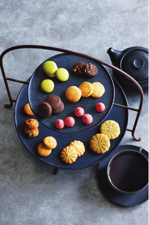 <パティスリー・サダハル・アオキ・パリ> コフレ アソーティモン ドゥ ビスキュイ プティ 3,240円 <パティスリー・サダハル・アオキ・パリ> コフレ アソーティモン ドゥ ビスキュイ プティ 3,240円