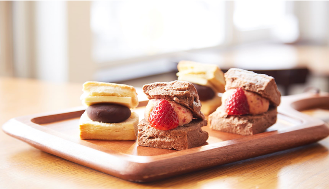 7日（火）までの出店 ＜カラフルクリーム＞ 十勝あんバターサンド 400円　 生いちごみるくサンド 432円 ※各日 各100個限り