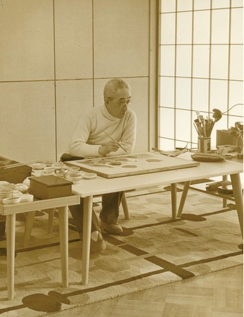 葉山の画室で筆を執る蓬春 1954年（昭和29年）