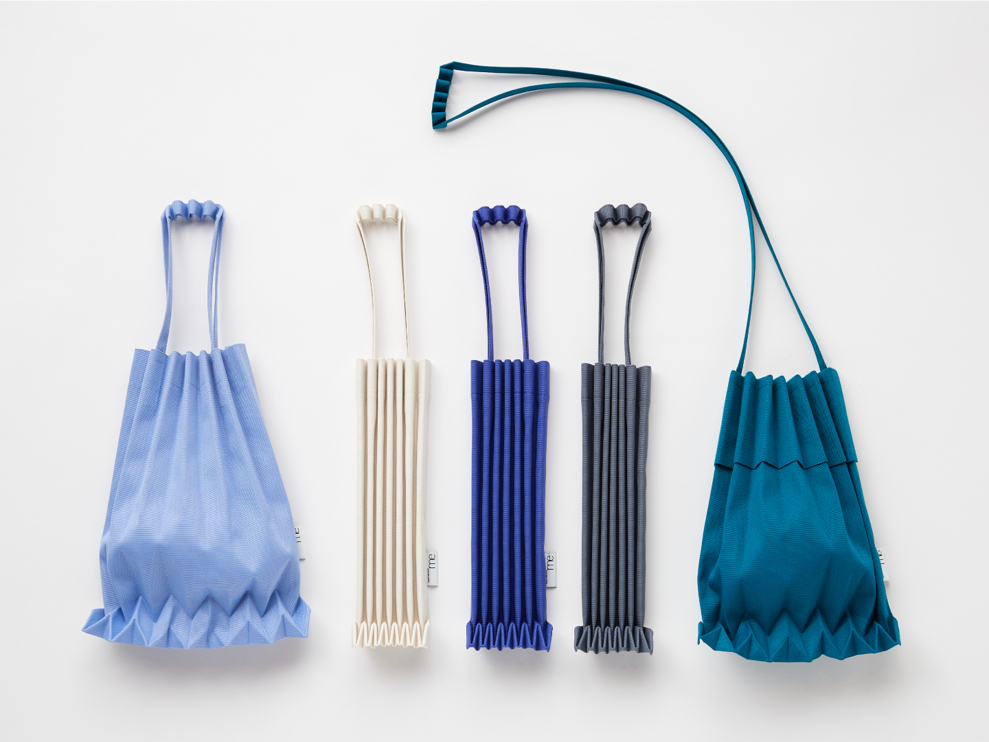 me ISSEY MIYAKE より、 TRUNK PLEATS BAGのオンラインストア限定色が