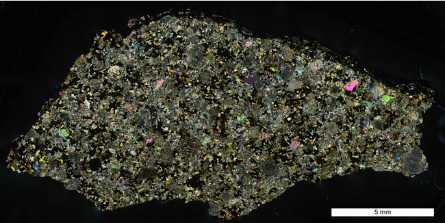 習志野隕石薄片の偏光顕微鏡写真（スケールバーは5mm、cross-polarized light） （写真：国立極地研究所）