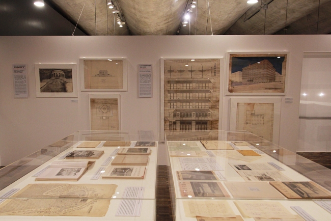 中二階の展示会場では、吉田の海外交流や著作などを資料から紹介する