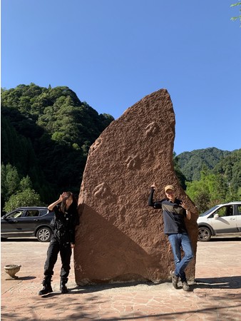 シン Xing, Lida(邢立达)中国地質大学(北京)准教授(右)とシン研究室の助手(左)　　画像提供：シン Xing, Lida(邢立达)准教授 
