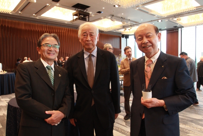 左：宮田亮平文化庁長官、中央：鈴木忠志氏、右：石井隆一富山県知事