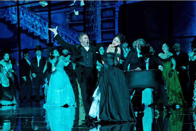 新国立劇場『椿姫』2019年公演より 撮影:寺司正彦 新国立劇場『椿姫』2019年公演より 撮影:寺司正彦