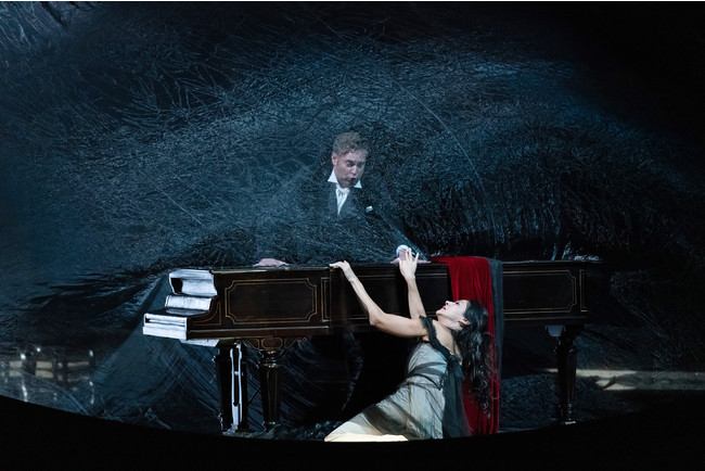 新国立劇場『椿姫』2019年公演より 撮影:寺司正彦 新国立劇場『椿姫』2019年公演より 撮影:寺司正彦